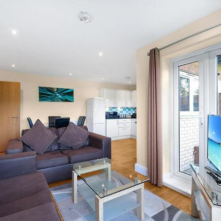 London Heathrow Living Serviced Apartments By Ferndale Stanwell Exterior foto