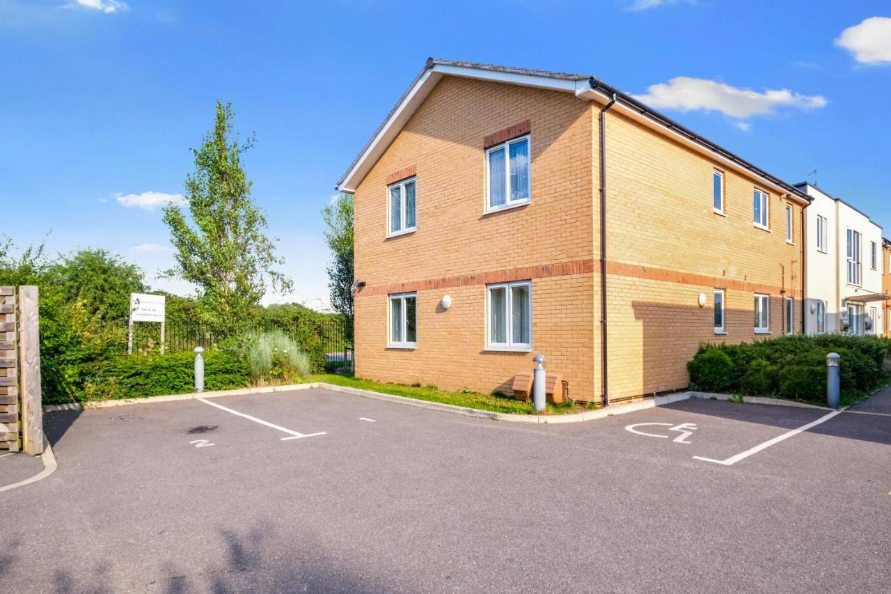London Heathrow Living Serviced Apartments By Ferndale Stanwell Exterior foto