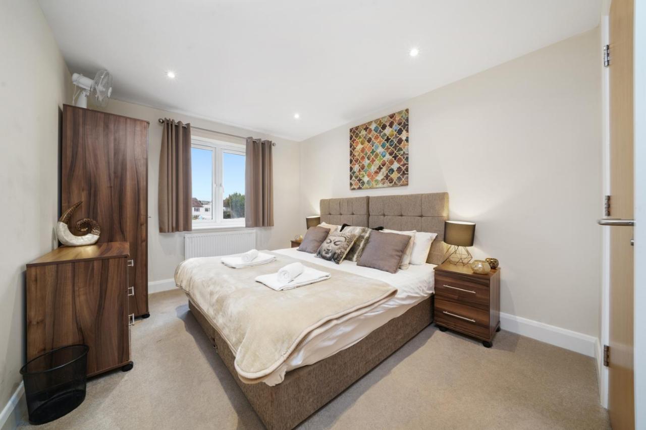 London Heathrow Living Serviced Apartments By Ferndale Stanwell Exterior foto