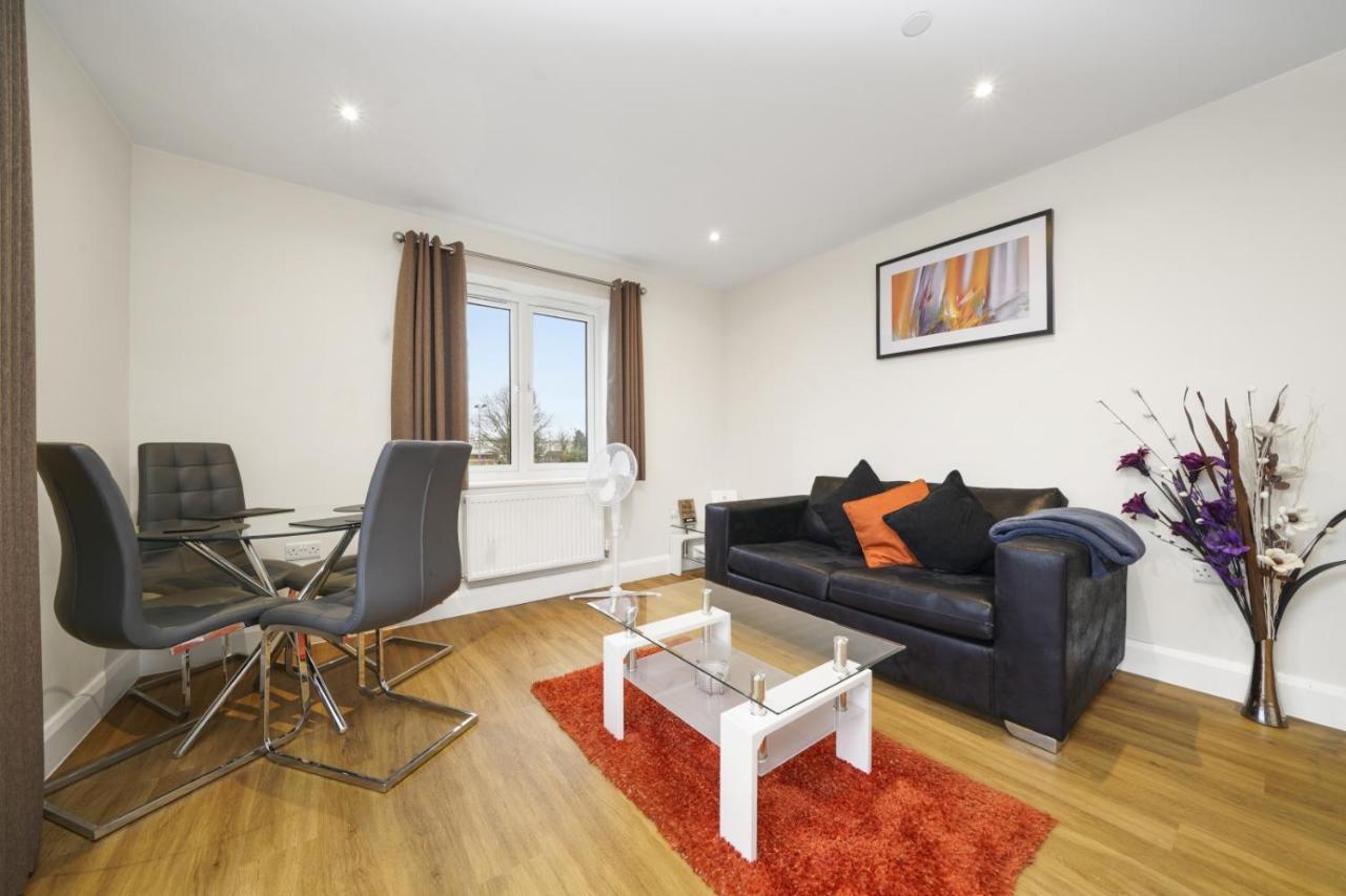 London Heathrow Living Serviced Apartments By Ferndale Stanwell Exterior foto