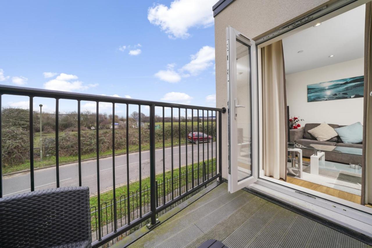 London Heathrow Living Serviced Apartments By Ferndale Stanwell Exterior foto